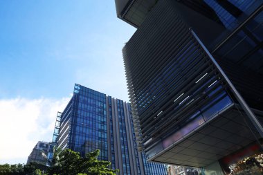 Dhaka şehrinde açık bir gün. Mimari yapılar gün ışığında camlardan yansıyor.