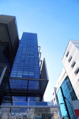 Dhaka şehrinde açık bir gün. Mimari yapılar gün ışığında camlardan yansıyor.