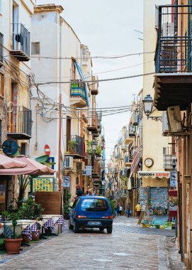 Cefalu, İtalya - 26 Eylül 2017: Cozy sokak araba Cefalu kasaba, Palermo bölgesi, İtalya Sicilya Adası ile