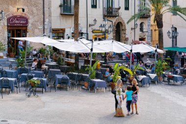 Cefalu, İtalya - 26 Eylül 2017: İnsanlar ve sokak restoranlarda Cefalu eski Meydanı, Palermo bölgesi, İtalya Sicilya Adası