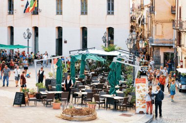 Cefalu, İtalya - 26 Eylül 2017: İnsanlar sokak Restoran Cefalu eski Meydanı, Palermo bölgesi, İtalya Sicilya Adası