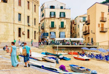 Cefalu, İtalya - 26 Eylül 2017: Tekneler sahilde Cefalu eski şehir, Palermo bölgesi, İtalya Sicilya Adası ile sahil insanlara