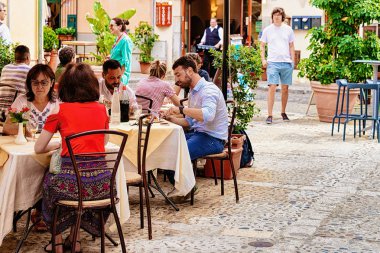 Cefalu, İtalya - 26 Eylül 2017: Cefalu eski şehir, Palermo bölge, Sicilya Adası İtalya Street restoranlarda yemek insanlar