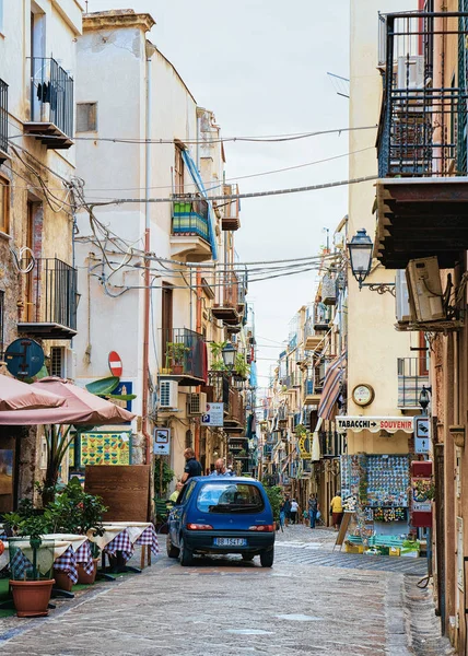 Cefalu, İtalya - 26 Eylül 2017: Cozy sokak araba Cefalu kasaba, Palermo bölgesi, İtalya Sicilya Adası ile