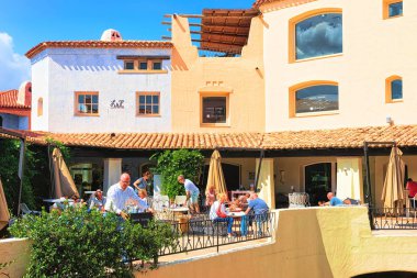 Porto Cervo, İtalya - 11 Eylül 2017: İnsanlar sokak Restaurant Porto Cervo resort, Costa Smeralda, Sardunya İtalya Tarih içinde.