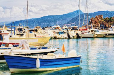 Tekne Akdeniz'de, Cefalu limanında Palermo bölge, İtalya Sicilya Adası