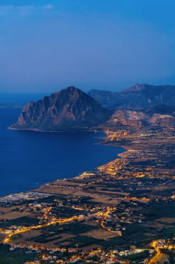 Panoramik Monte Erice, Sicilya Adası, İtalya görülen Cofano doğru. Gün batımında. San Vito lo Capo arka planda