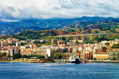 Cityscape Messina ve Akdeniz'in Sicilya Adası, İtalya