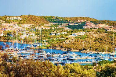 Cityscape ile lüks yat Marina Porto Cervo Resort, Costa Smeralda Sardunya, İtalya.
