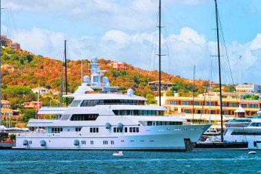 Lüks Yat Marina Porto Cervo Resort, Costa Smeralda Sardunya, İtalya.