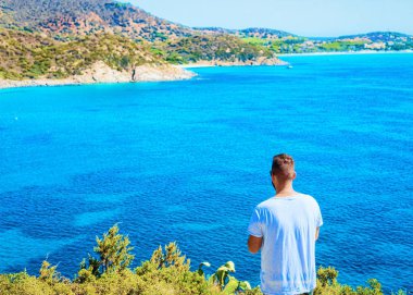 Beklemekteyiz deniz, Cagliari, İtalya Güney Sardunya Villasimius sahil bakıyorsun adam