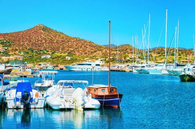 Bağlantı noktası ile gemiler ve yatlar, Villasimius, İtalya Güney Sardinya