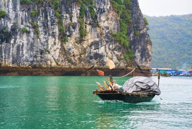Halong, Vietnam - 23 Şubat 2016: içinde Ha Long Bay, Vietnam, Asya tekne. Arka planda kireçtaşı Adaları
