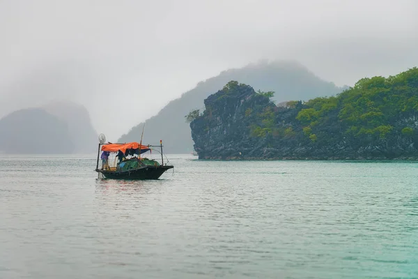 Horgászcsónak Long Bay Vietnam Beesteledik Mészkő Szigetek Háttérben — Stock Fotó