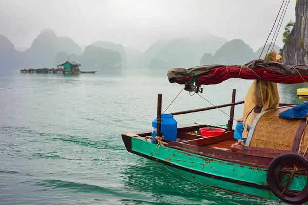 Vissersboot Long Bay Vietnam Bij Zonsondergang Kalkstenen Eilanden Achtergrond — Stockfoto