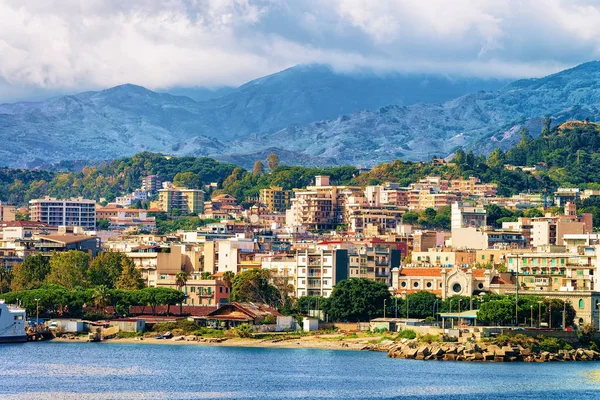 Cityscape Messina ve Akdeniz'in Sicilya Adası, İtalya