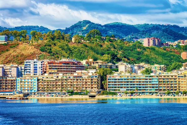 Cityscape Messina ve Akdeniz'in Sicilya Adası, İtalya