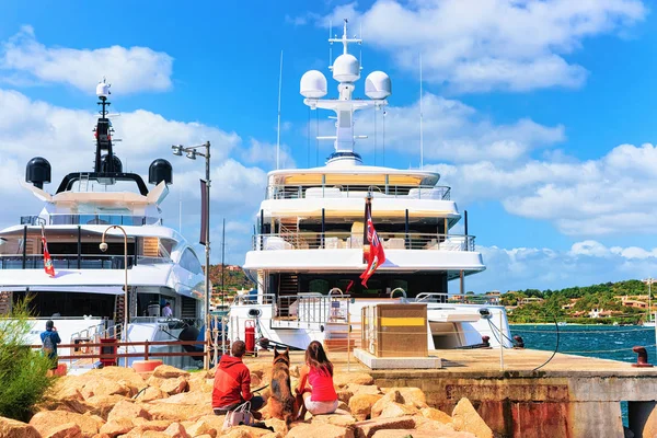 Menschen Böschungen Mit Yachten Porto Cervo Costa Esmeralda Sardinien Italien — Stockfoto