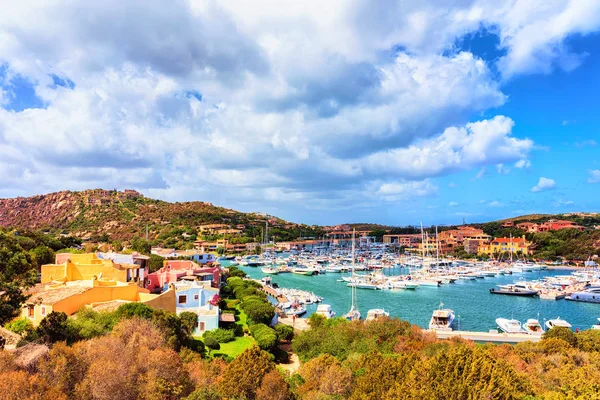 Lüks Yat Limanı Porto Cervo resort, Costa Smeralda, Sardunya İtalya.