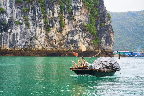 Halong Vietnam February 2016 Boat Long Bay Vietnam Asia Limestone — Stock Photo, Image