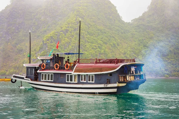 Halong Vietnam Februari 2016 Cruiseschip Long Bay Vietnam Asia Kalkstenen — Stockfoto