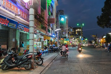 Can tho, Vietnam - 27 Şubat 2016: Street gece Can Tho, Vietnam, içinde motosiklet üzerinde kişi ile