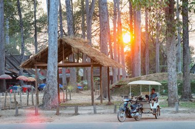 Siem Reap, Kamboçya - 3 Mart 2016: Angkor Wat Tapınağı karmaşık, Siem Reap, Kamboçya taksi çekçek.