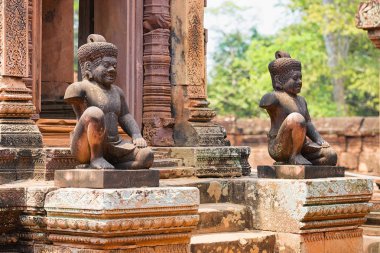 Heykeller Banteay Srei Tapınağı karmaşık, Siem Reap, Kamboçya'da.
