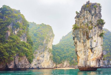 Kireç taşı Ha Long Bay, Vietnam, Asya kayalar.