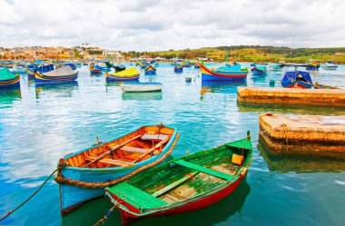 Akdeniz manzaralı, Malta Island Koyu'ndaki Marsaxlokk limanda luzzu renkli tekneler