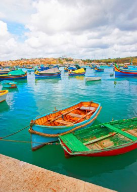 Akdeniz manzaralı, Malta Island Bay Marsaxlokk limanda luzzu renkli tekneler