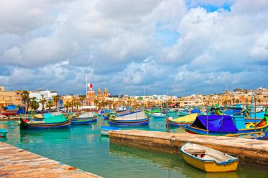 Akdeniz manzaralı, Malta Island körfezde Marsaxlokk bağlantı noktası dolgu luzzu renkli tekneler