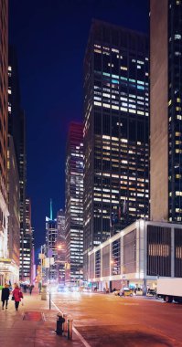 West 43rd Street Midtown Manhattan, New York, ABD. Gece geç saatlere kadar