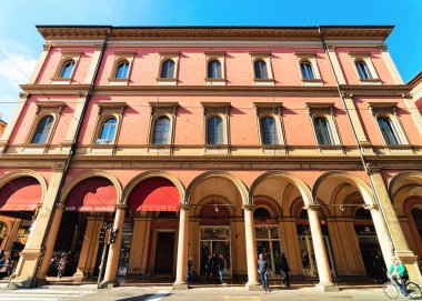 Bologna, İtalya - 21 Ekim 2016: Bina üzerinde arcades Via dell Indipendenza Bologna, Emilia-Romagna, İtalya ile