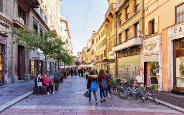 Bologna, İtalya - 21 Ekim 2016: İnsanlar Doğum Via degli Orefici Bologna, Emilia-Romagna, İtalya