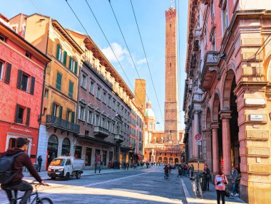 Bologna, İtalya - 21 Ekim 2016: İnsanlar üzerinden Rizzoli Street Bologna, Emilia-Romagna, İtalya
