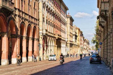 Bologna, İtalya - 21 Ekim 2016: Ev ve binalar ile üzerinde arcades Via dell Indipendenza Bologna, Emilia-Romagna, İtalya
