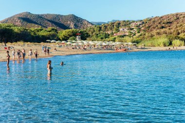 Domus de Maria, İtalya - 14 Eylül 2017: Chia insanlara plaj Bizanslılar denize yakın, Sardunya, İtalya