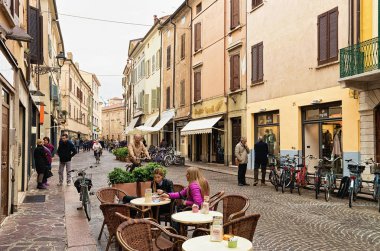 Mantua, İtalya - 22 Ekim 2016: İnsanlar sokak kafe Doğum Via Giuseppe Verdi Mantua, Lombardiya, İtalya