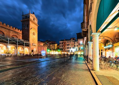 Mantua, İtalya - 22 Ekim 2016: Broletto Caddesi ve Piazza Via delle Erbe Square Mantua, Lombardiya, İtalya. Akşam geç