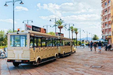 Olbia, İtalya - 11 Eylül 2017: Gezi tramvay Corso Umberto ı eski şehir Olbia içinde Sardunya, İtalya