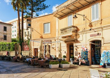 Olbia, İtalya - 11 Eylül 2017: İnsanlar Olbia, Sardunya, İtalya Corso Umberto Caddesi üzerinde sokak kafe
