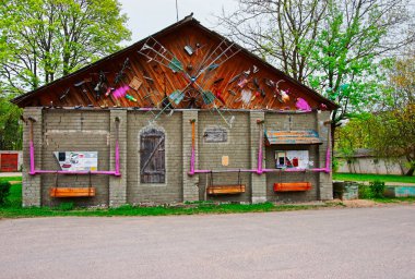 Vilnius, Litvanya - 27 Nisan 2014: Bina ile demir rakamlar Traku Voke genel Park, Vilnius, Litvanya.