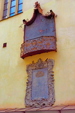 Vilnius, Litvanya - 3 Eylül 2015: Dekorasyon Vilnius Üniversitesi, Litvanya büyük avluda duvardaki