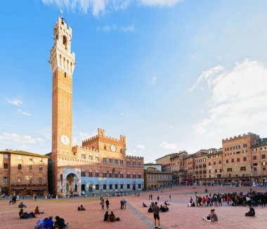 Siena, İtalya - 19 Ekim 2016: Torre del Magnia kule Siena, Toskana, İtalya Piazza Campo meydanında insanlarda