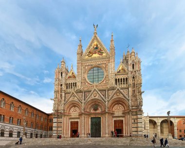 Siena, İtalya - 18 Ekim 2016: İnsanlar Siena katedral Piazza del Duomo Meydanı, Toskana, İtalya