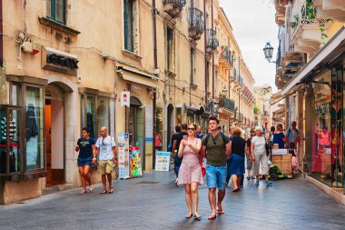 Taormina, İtalya - 25 Eylül 2017: Turist Corso Umberto Street Taormina, Sicilya, İtalya