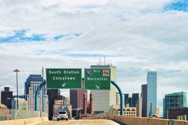 Boston, Amerika Birleşik Devletleri - 29 Nisan 2015: Boston manzarası, Ma, ABD yola otomobillerde.