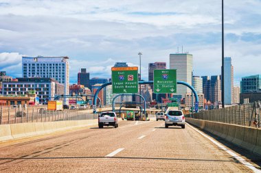 Boston, Amerika Birleşik Devletleri - 29 Nisan 2015: Arabalar Boston manzarası, Ma, ABD, yolda.