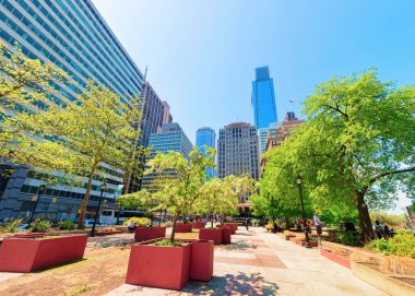 Philadelphia, Amerika Birleşik Devletleri - 4 Mayıs 2015: Aşk Park şehir merkezi Philadelphia, Pennsylvania, ABD. Turistler Park.